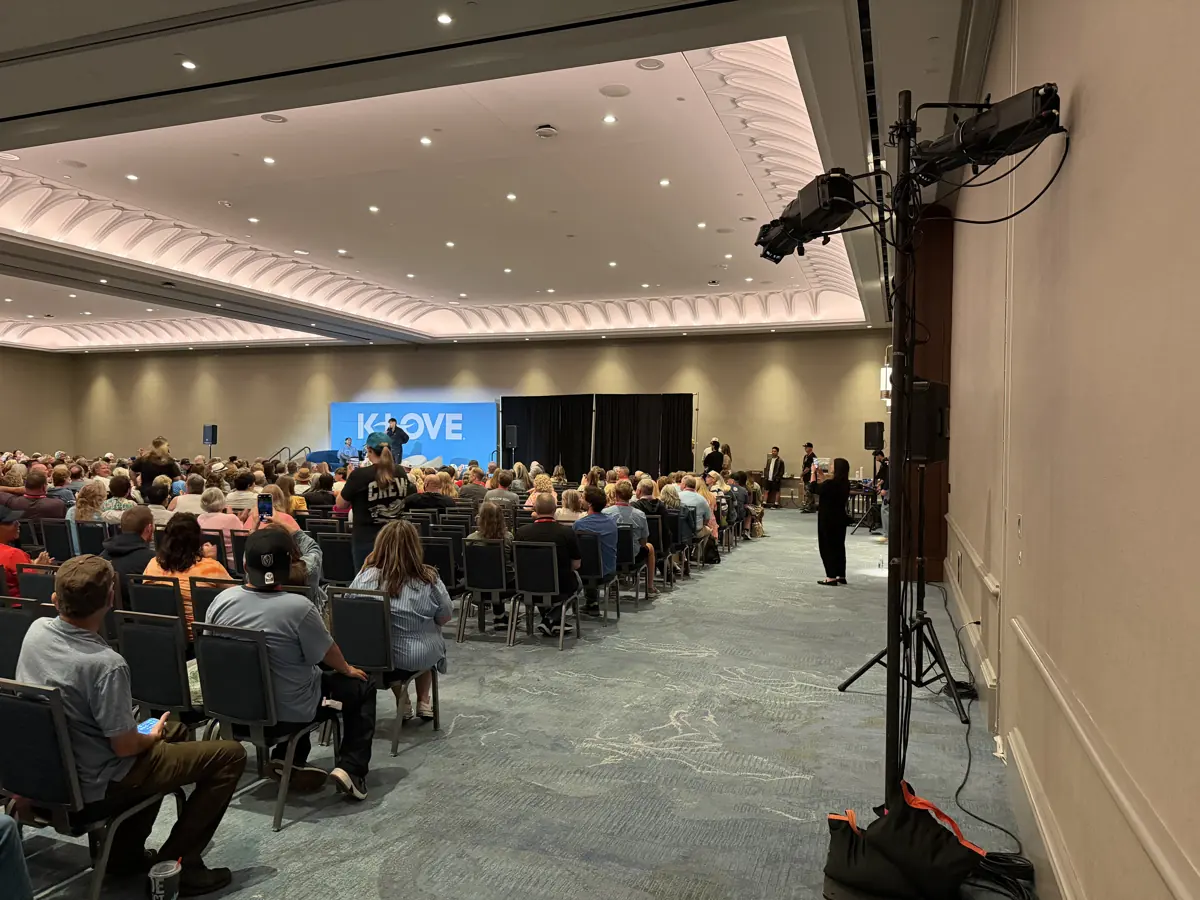 Breakout room AV with screen and speakers at Gaylord Opryland