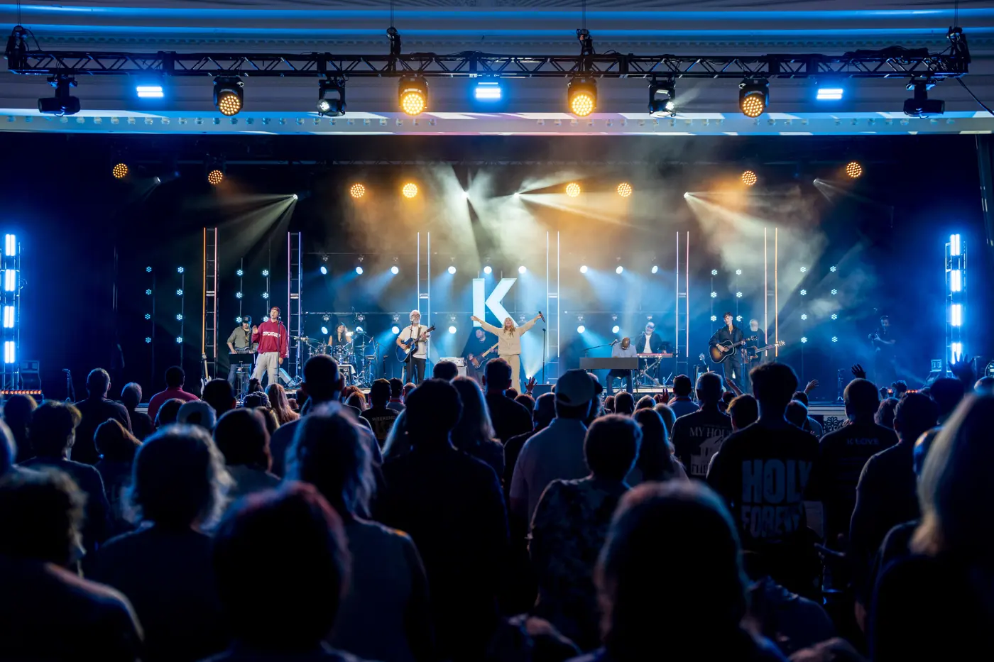 Stage lighting and truss in a Gaylord Opryland ballroom by Orange Thread LIVE